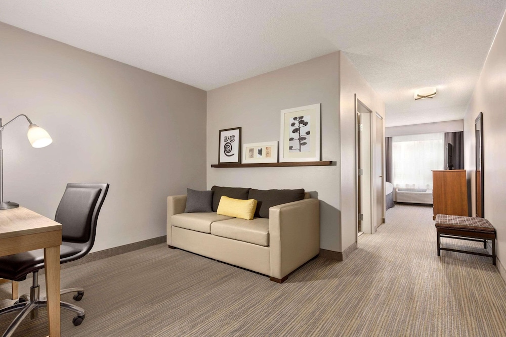 Country Inn and Suites by Radisson, Dahlgren-King George, VA 38/53
