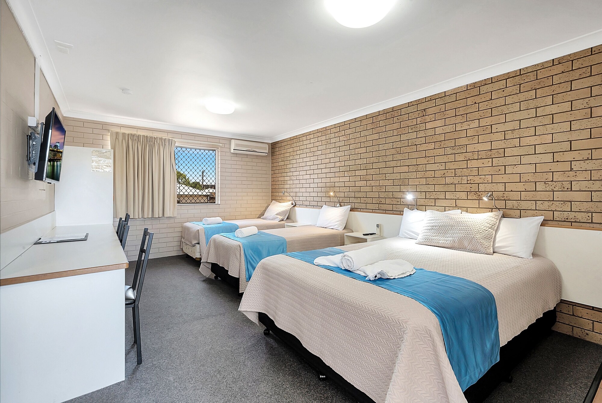 ROOM, TRIPLE, MULTIPLE BEDS