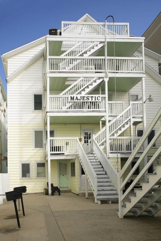 Majestic Hotel & Apartments 5/50
