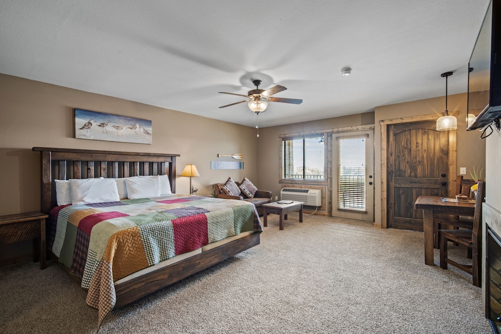 Room, 1 King and 2 Queen Beds, Murphy Bed, Sofa, Terrace Level