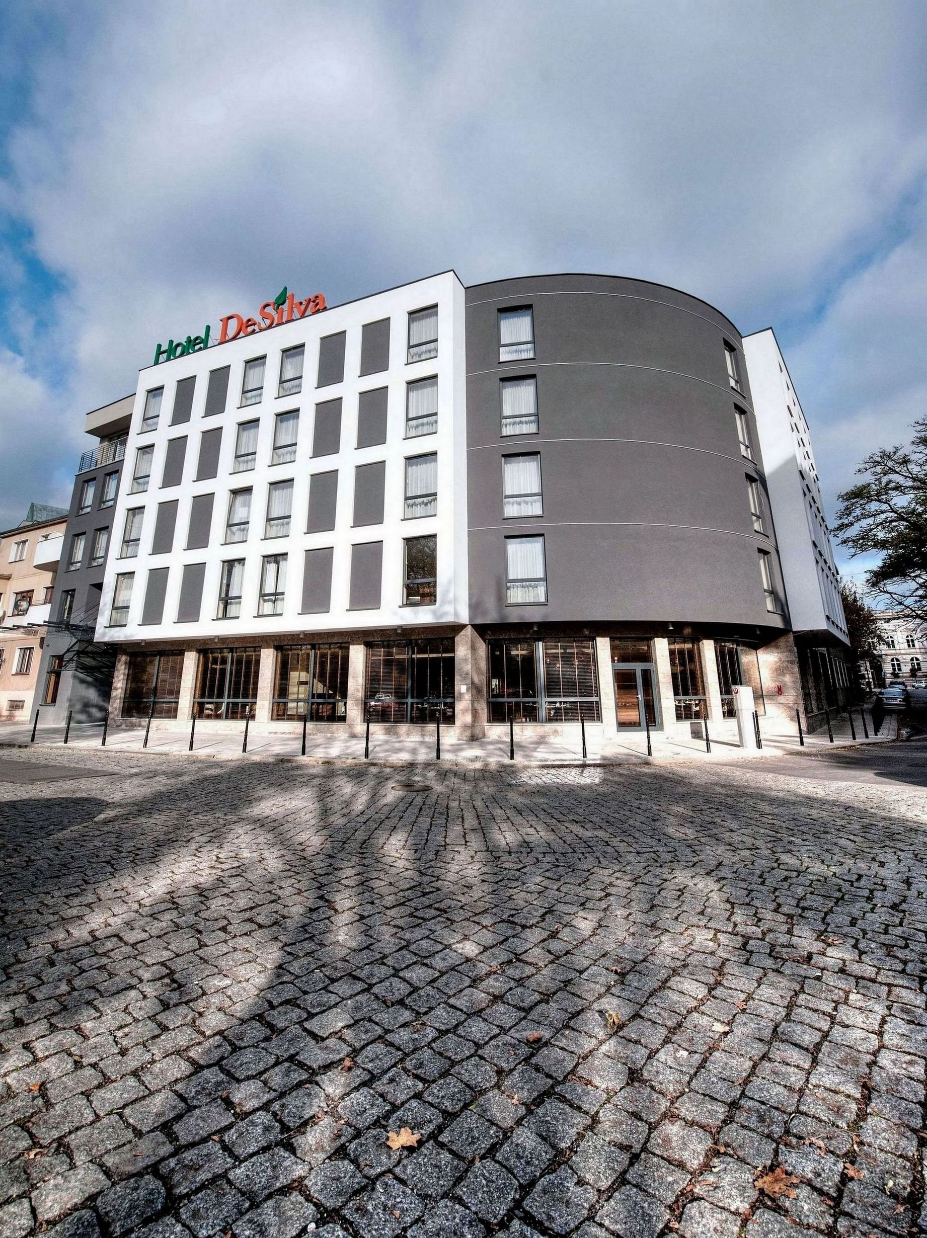 DeSilva Premium Opole 3/9