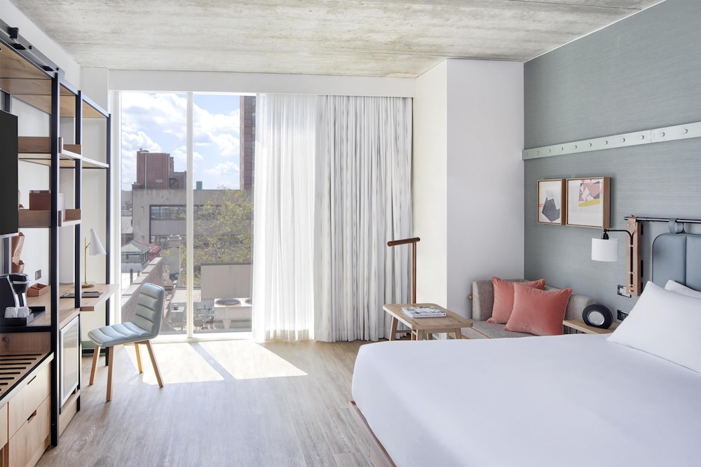 ROOM, KING BED, HIGH FLOOR