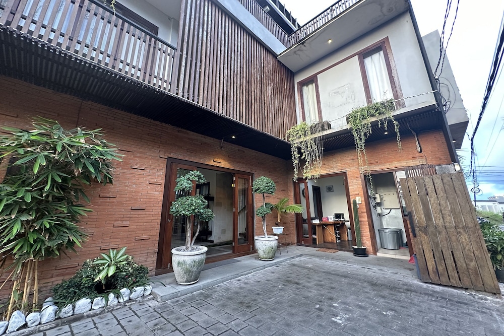 The Paving Villa 2/51