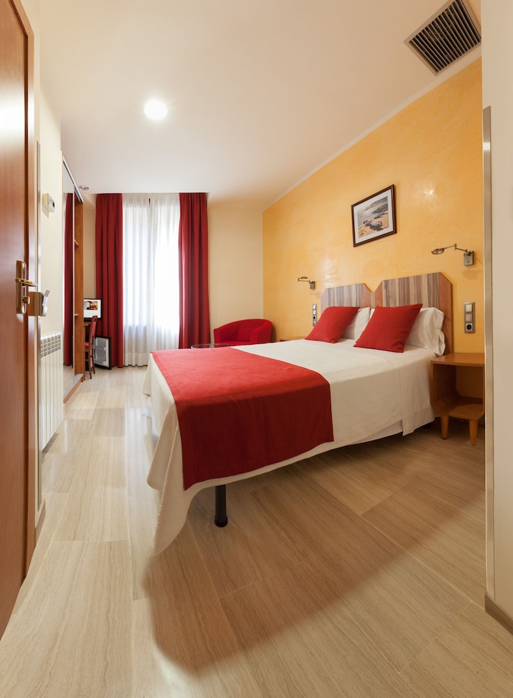 ROOM, DOUBLE BED