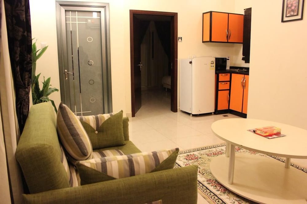 Al Amoria Apartments 19/21
