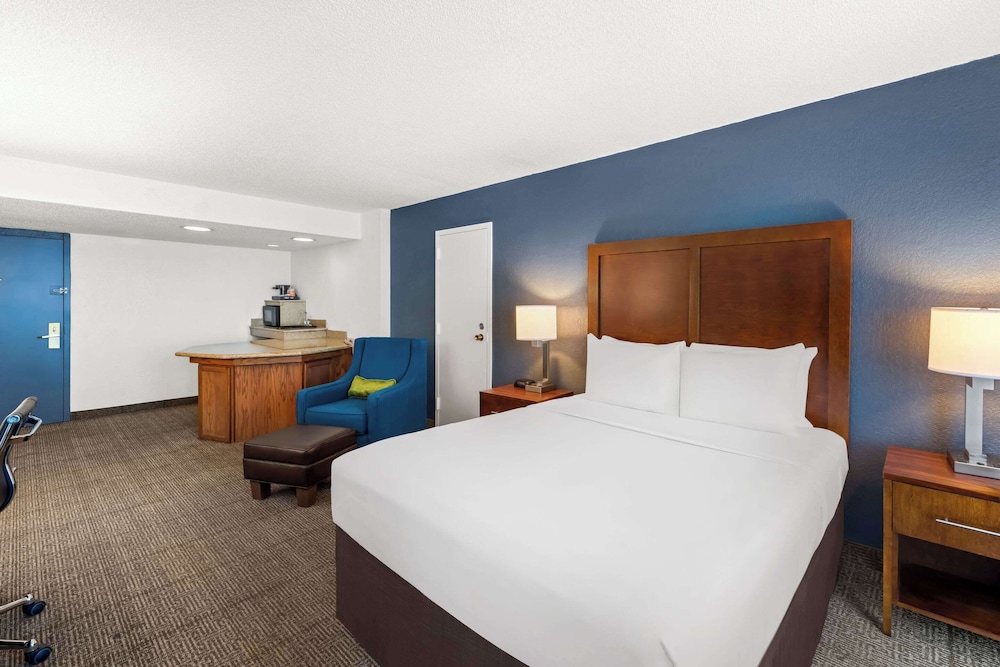 SUITE, 3 QUEEN BEDS