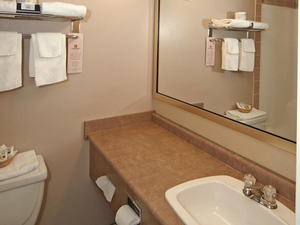 Colonial Square Inn And Suites 22/25