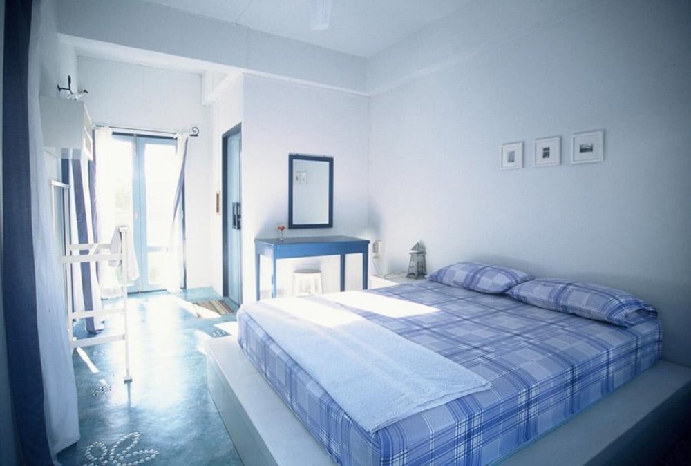 DELUXE, DOUBLE OR TWIN BED