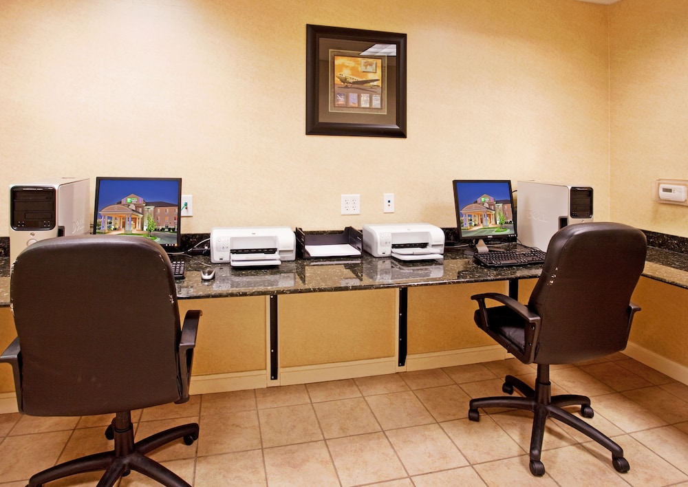 Holiday Inn Express Hotel And Suites Wichita Airport 54/58