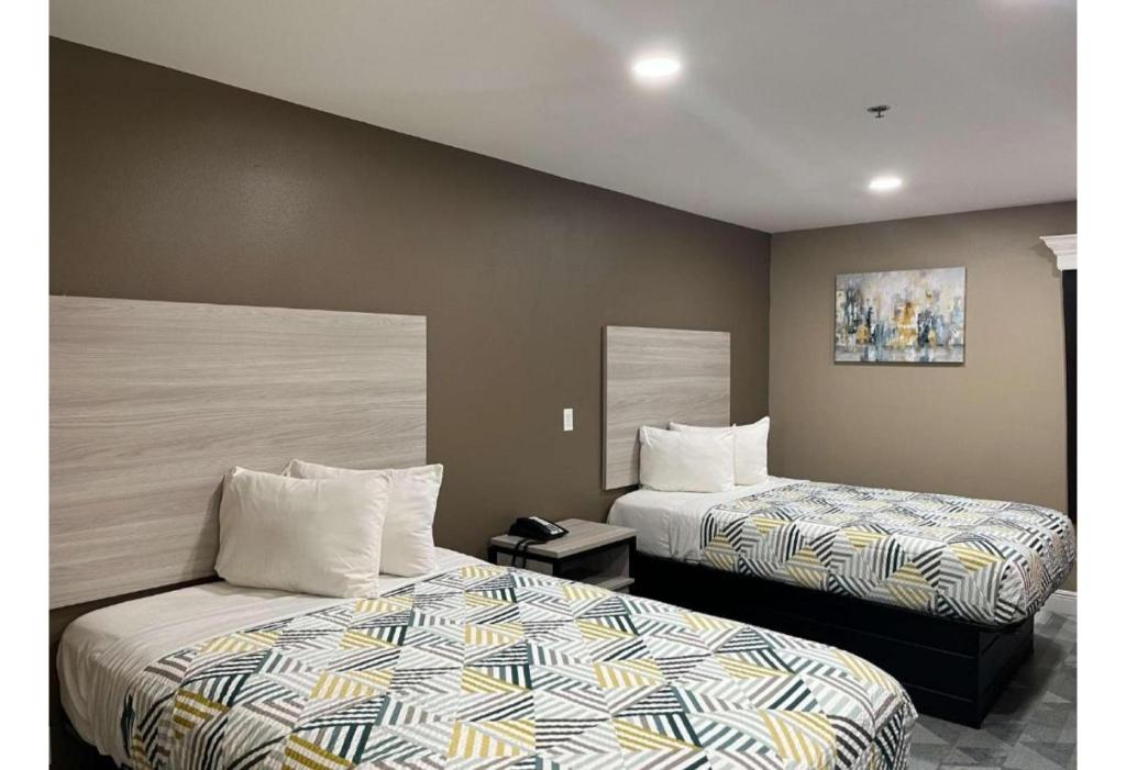 2 Full Beds - Non-Smoking, Micfridge