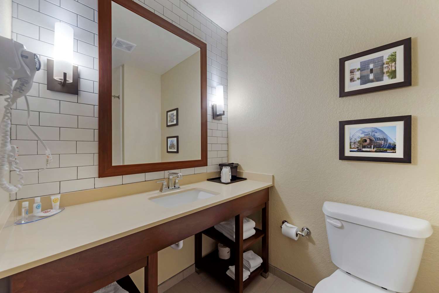 Comfort Inn and Suites Harrah 23/23