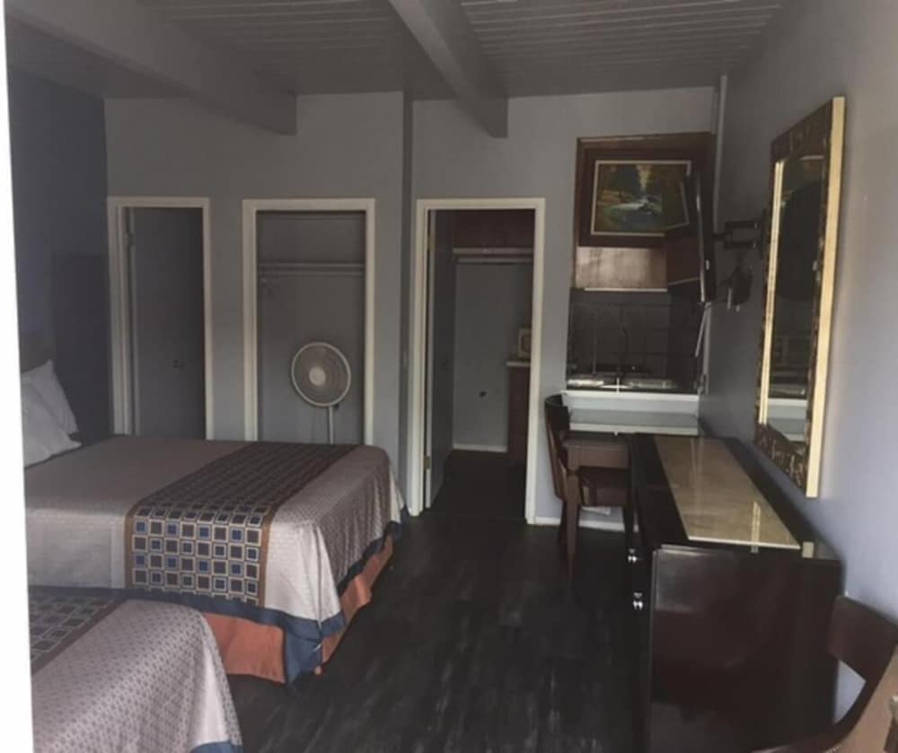 Sea Garden Motel 30/63