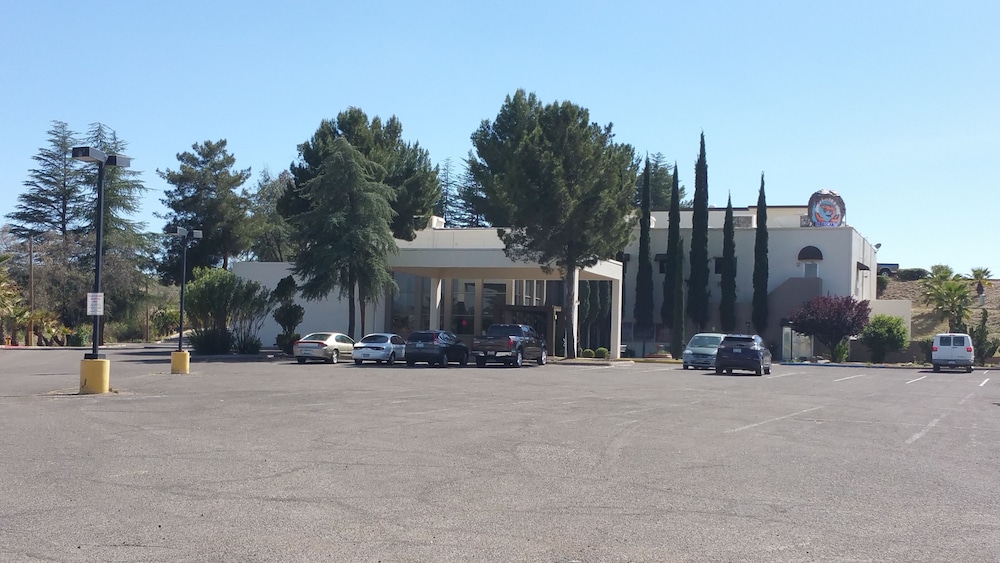Mariposa Hotel 3/58