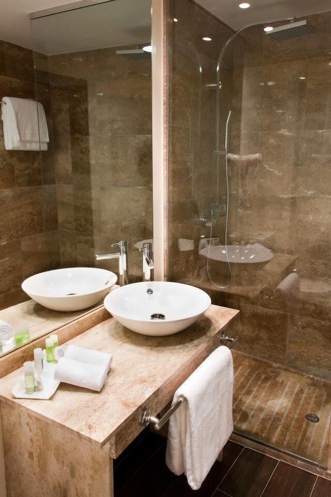 غرفة ثلاثية، HOTEL PALOMA 3/3