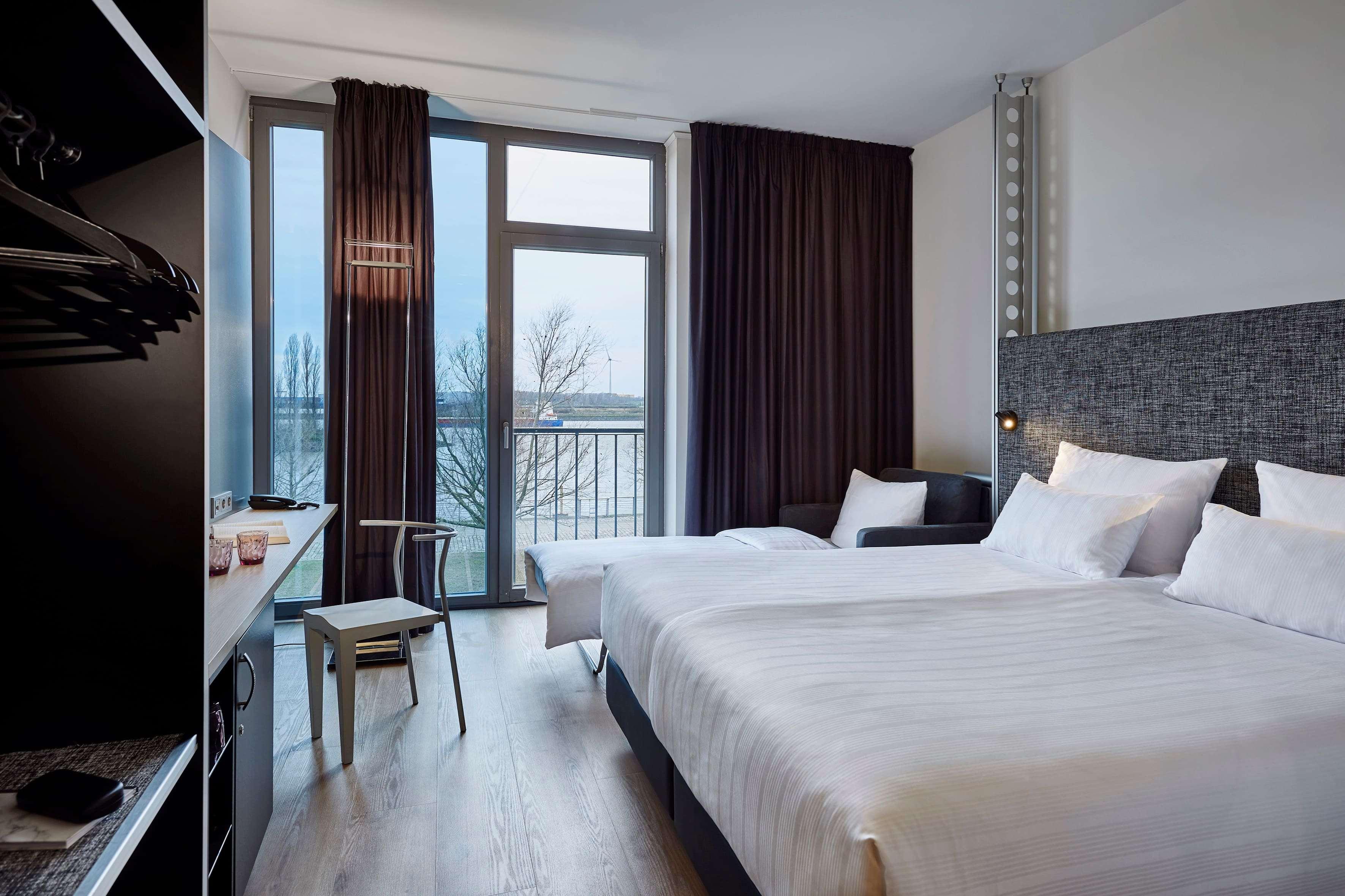 Room, Double Bed, River View, Innside By Melia Bremen 6/10
