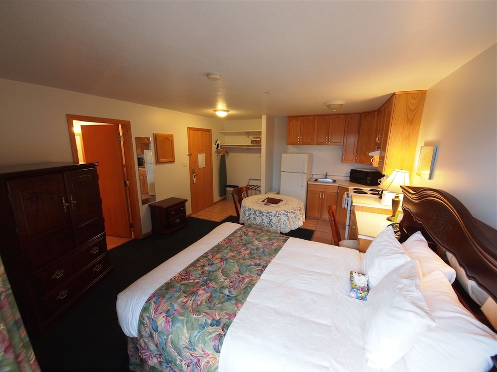 Executive House Suites Hotel & Conference Centre 7/25