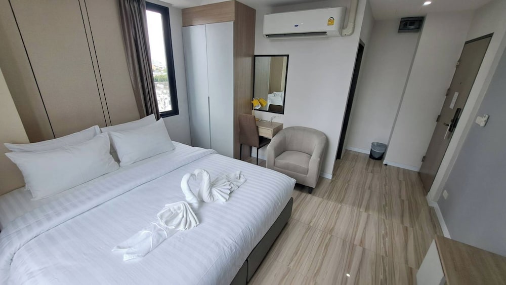 The Riski Hotel at Bangphlat Station 14/50