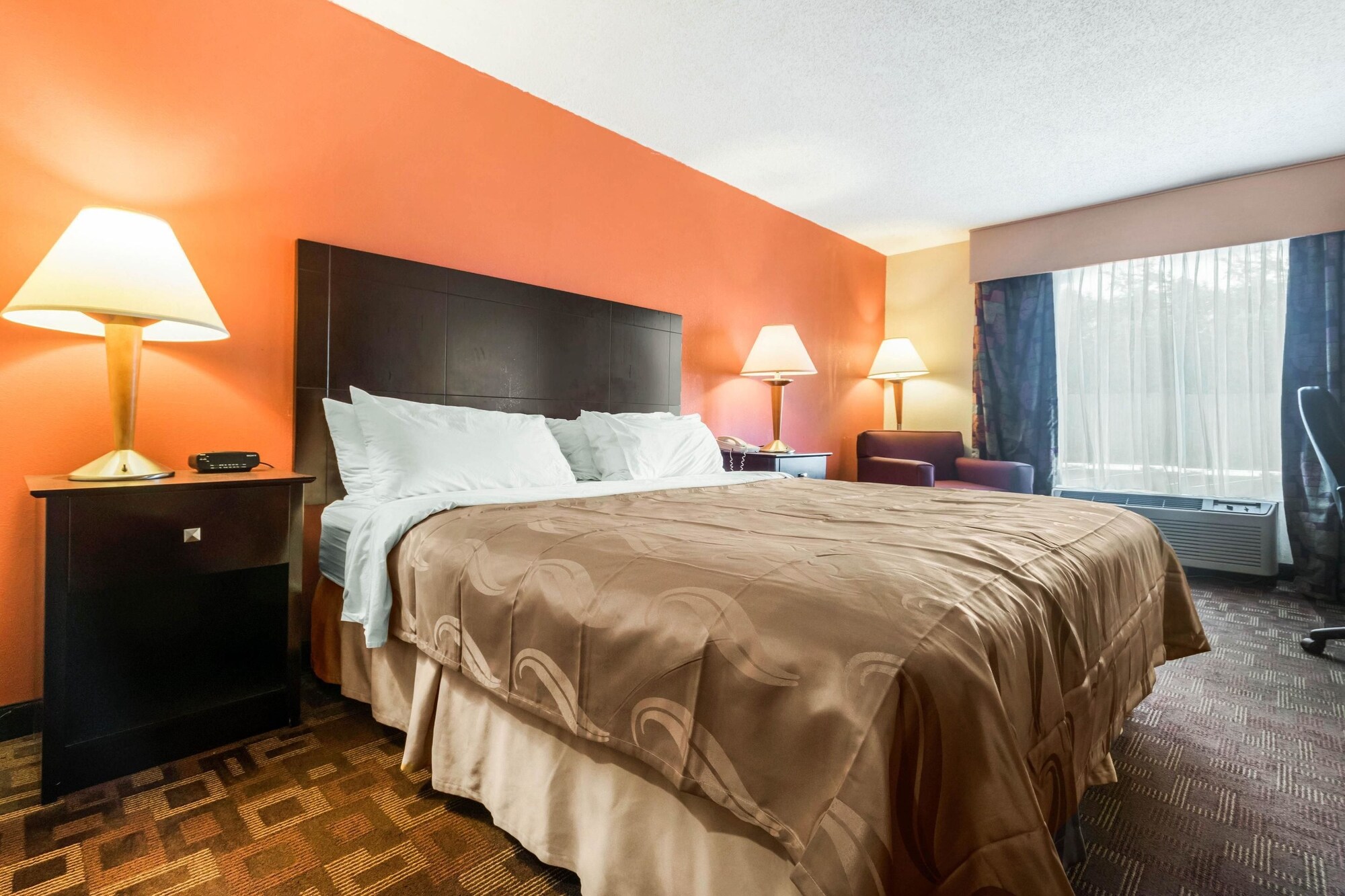 جناح بسرير كينج مع أريكة، Quality Inn & Suites Lawrenceburg 2/3