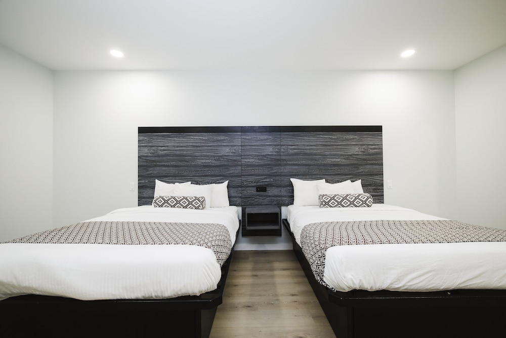 Sapphire Inn & Suites- Deer Park 6/36