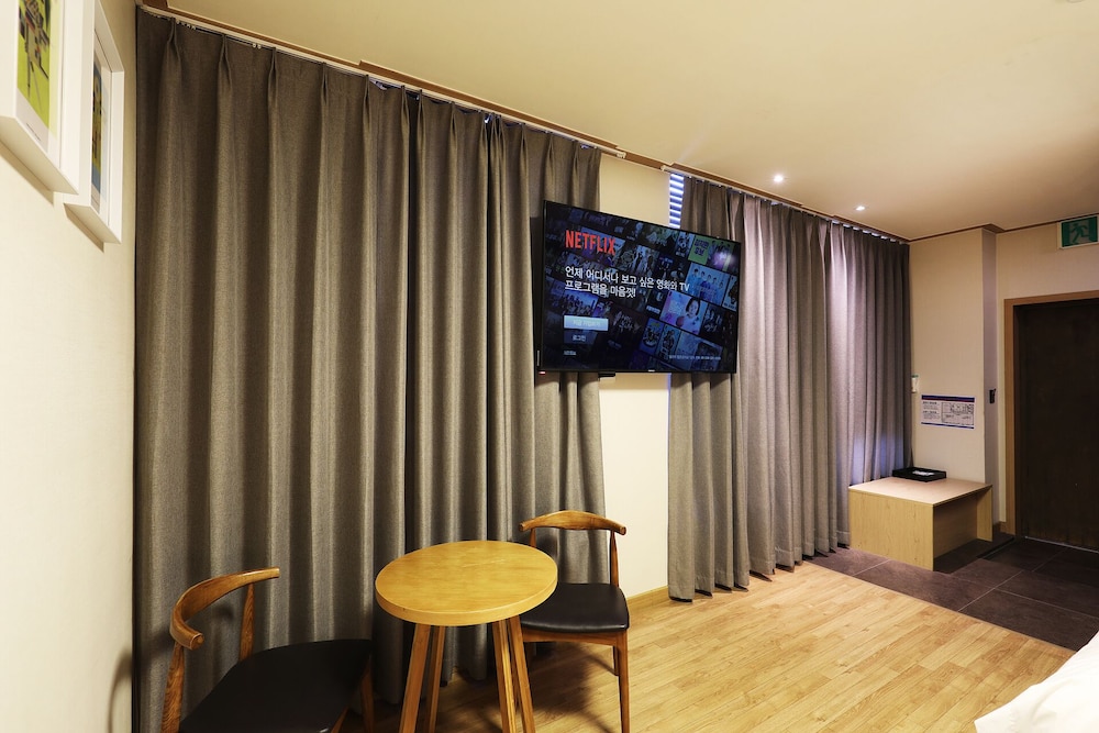 Hotel Food & Tour 34/50