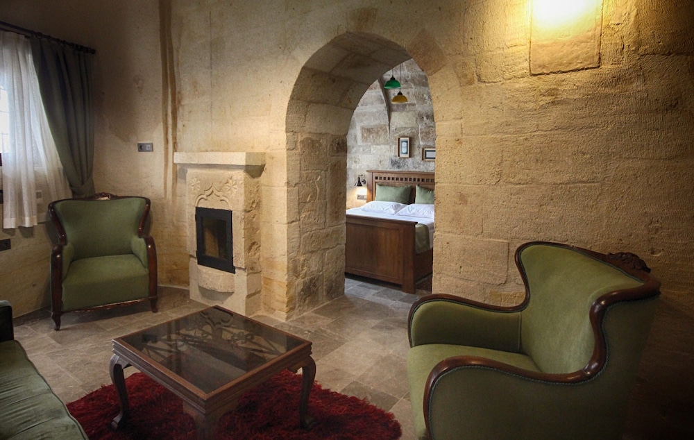 1811 Cave Hotel 34/50