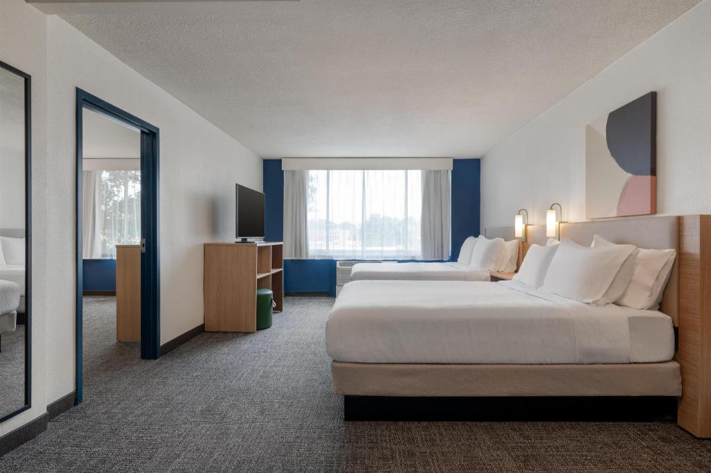 Suite, 2 Queen Beds, Sofa