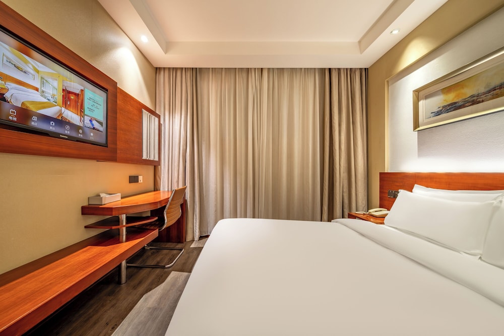 Standard, Queen Bed, No Window