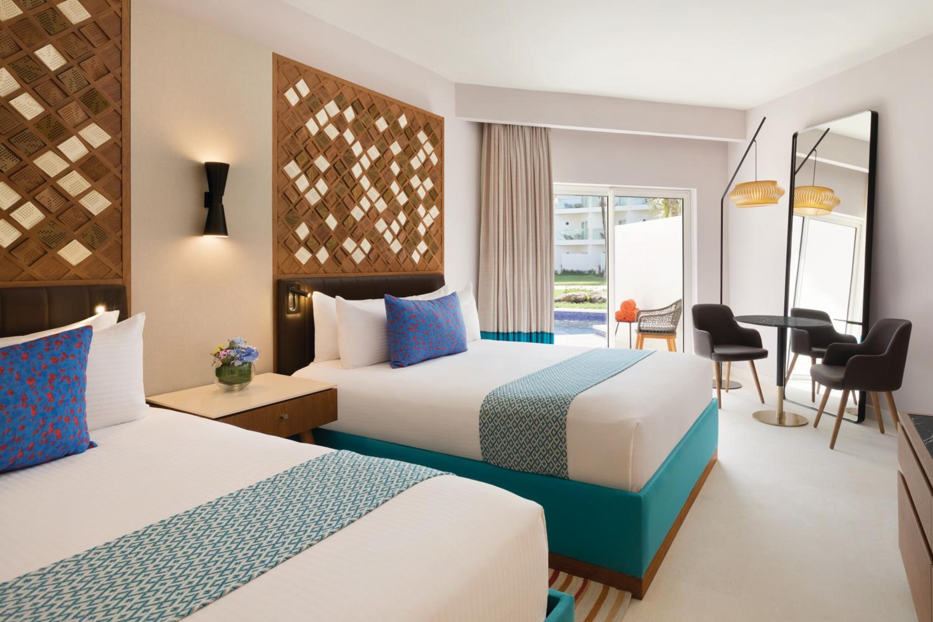 Preferred Club, Swim Out, 2 Queen Beds, Garden View