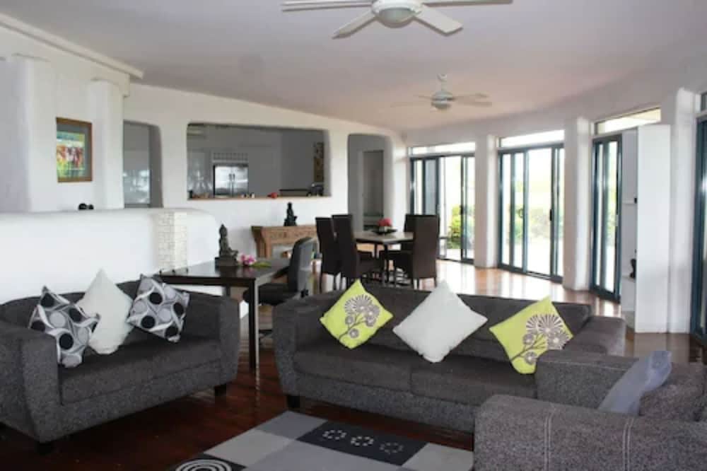 Anchorage Beach Resort 25/31
