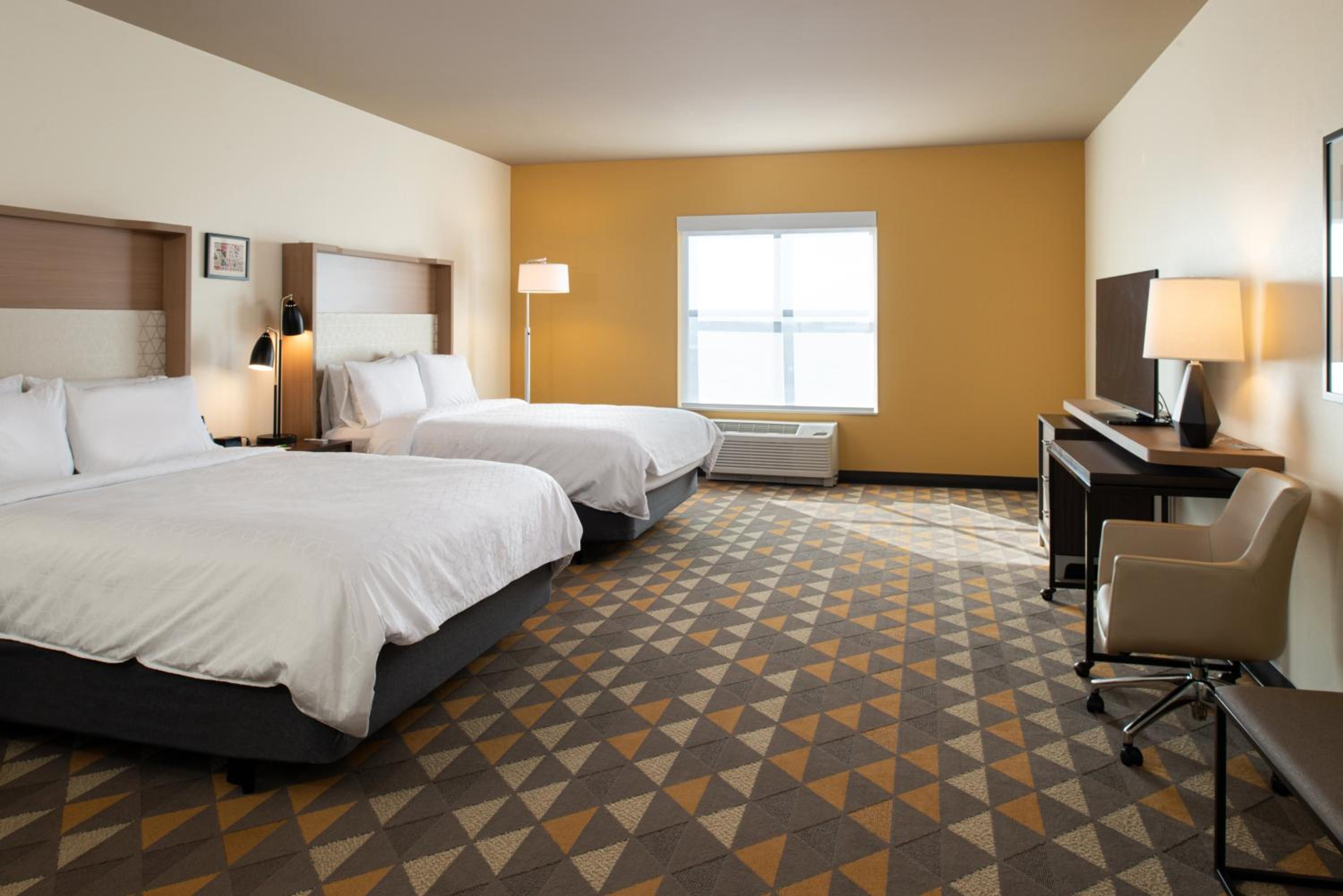 غرفة قياسية بسريرين كوين بحوض استحمام لذوي الإعاقة، Holiday Inn Suites Idaho Falls 4/9