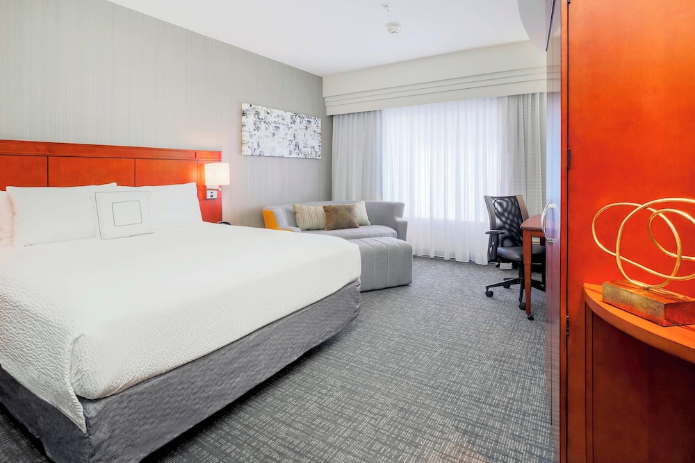 ROOM, KING BED, SOFA, ACCESSIBLE