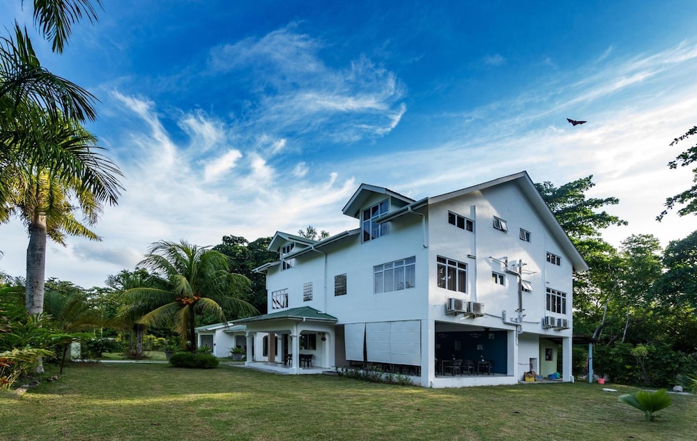 La Modestie Villa 1/50