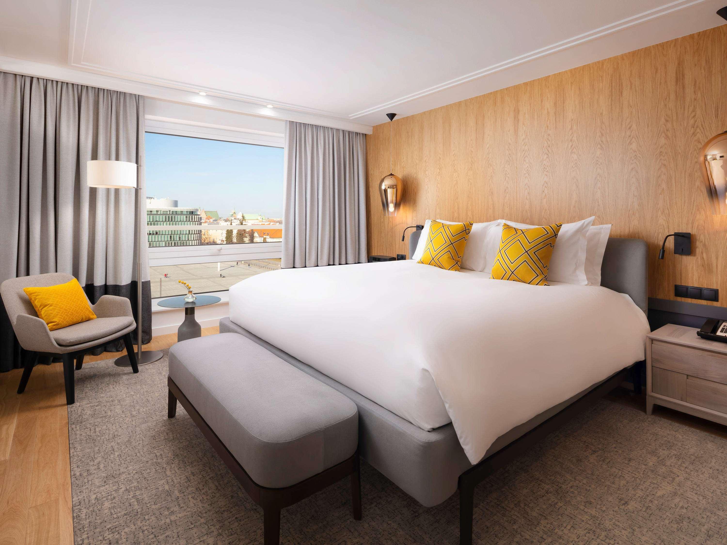 JUNIOR SUITE, KING BED, LIVING AREA
