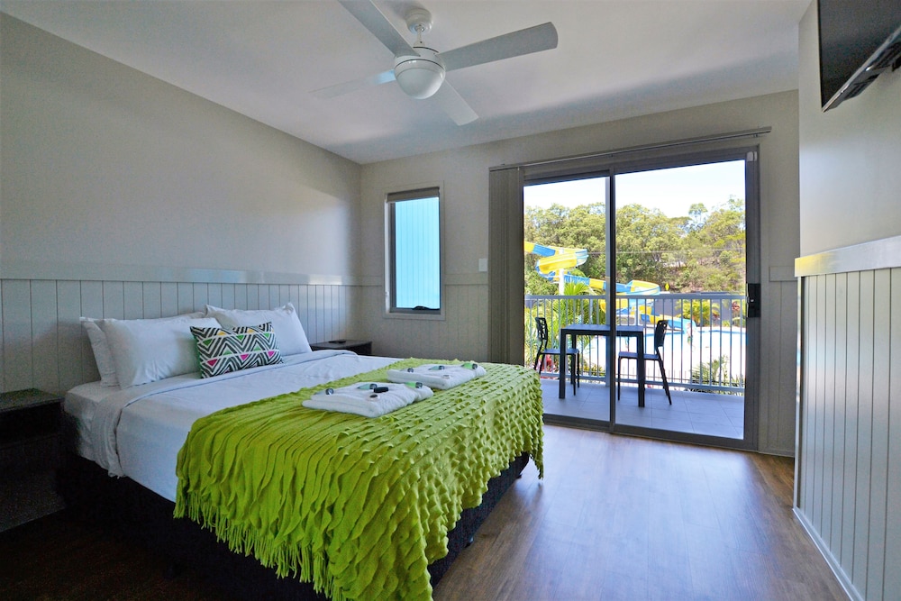 2 Bedrooms, Penthouse, 1 Queen and 2 Bunk Beds, Pool View, Pool Side