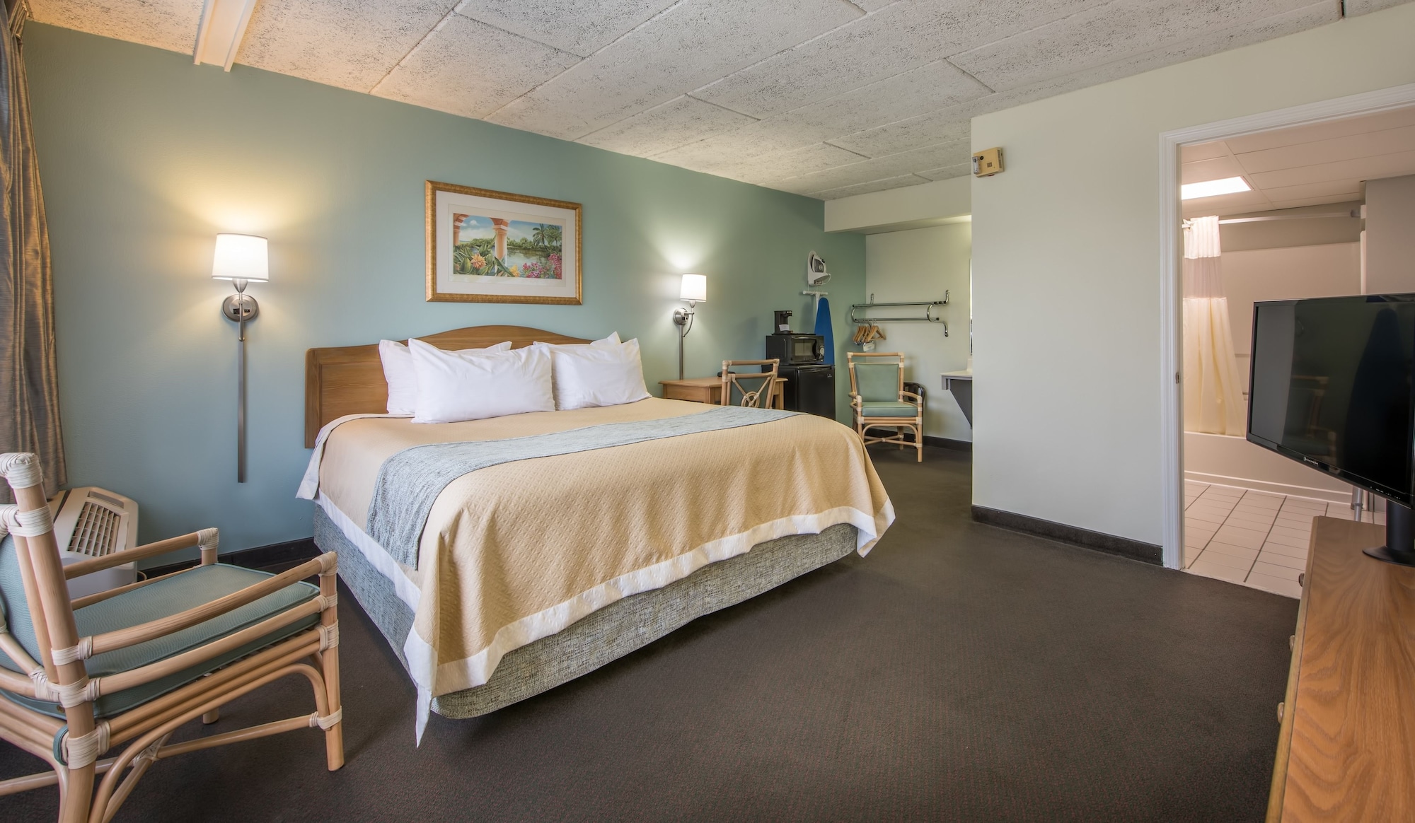 Room, King Bed, Side Ocean View، Days Inn & Suites By Wyndham Jekyll Island 5/7
