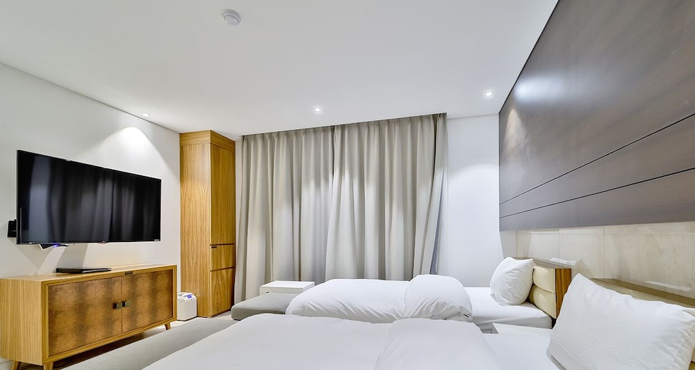 Golden Hotel 14/46