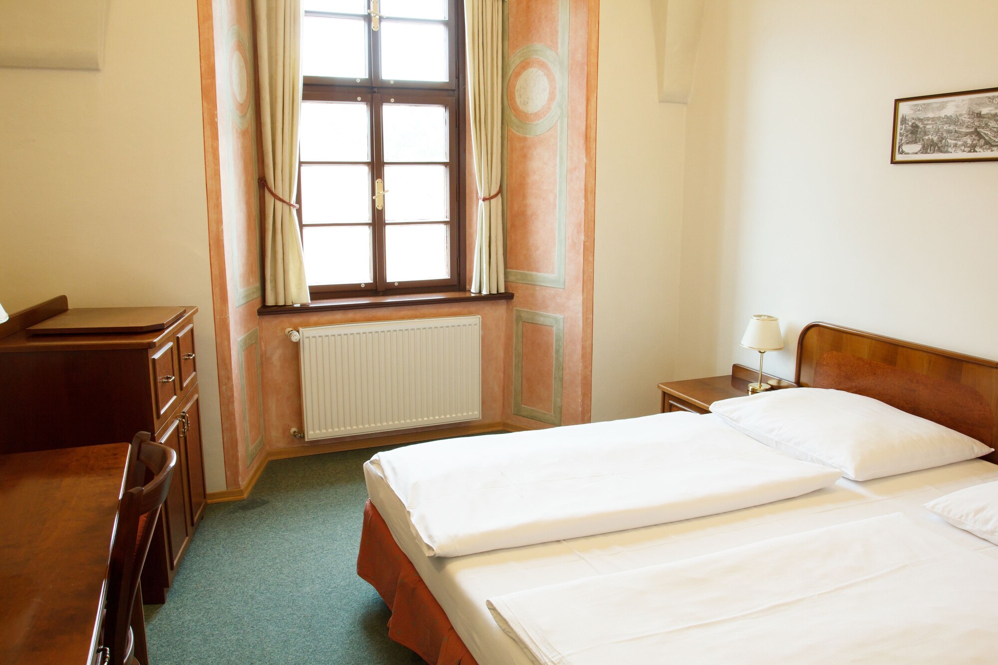 ROOM, DOUBLE OR TWIN BED