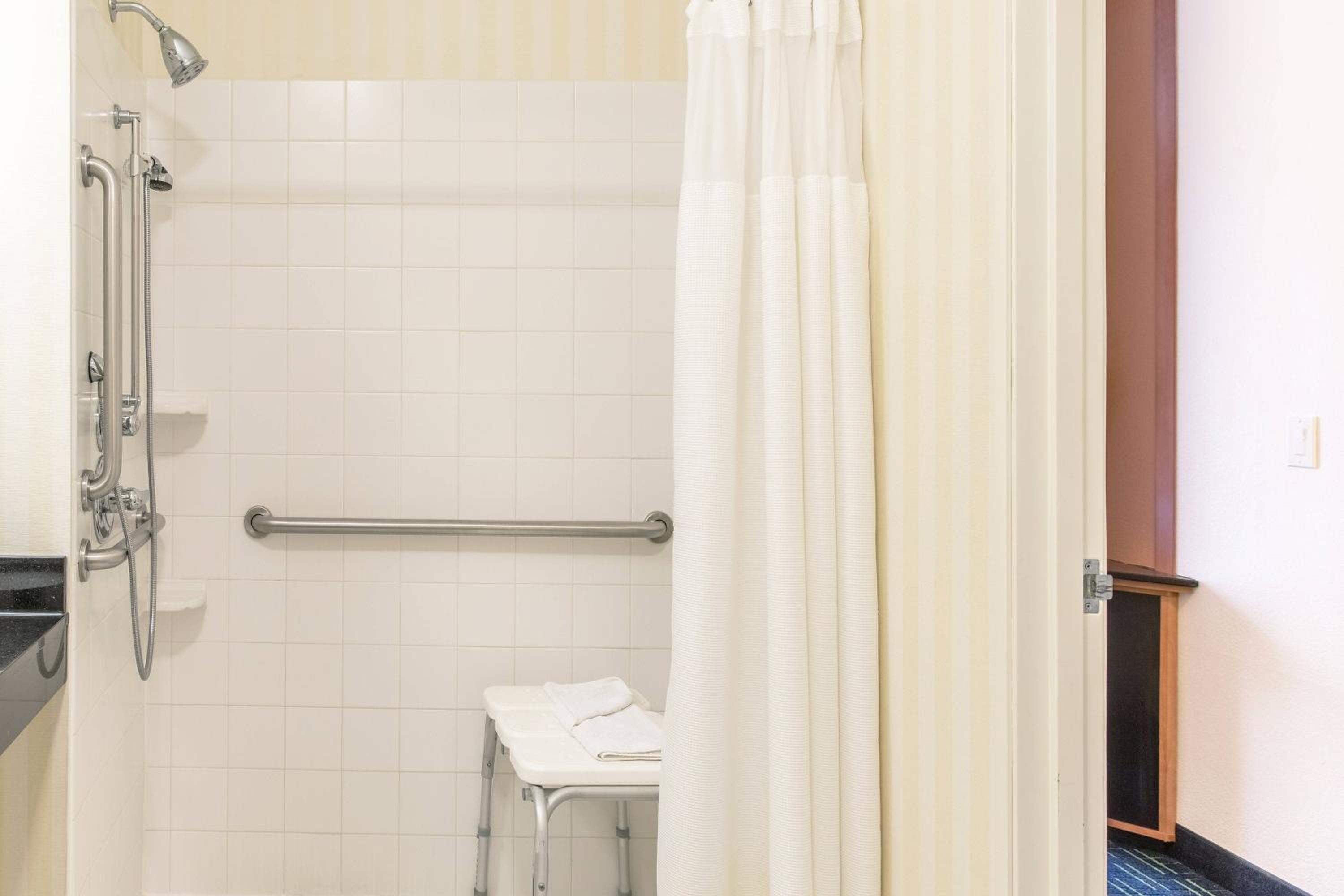 غرفة بسرير كينج بحوض استحمام لذوي الإعاقة، Fairfield Inn and Suites Billings 10/10