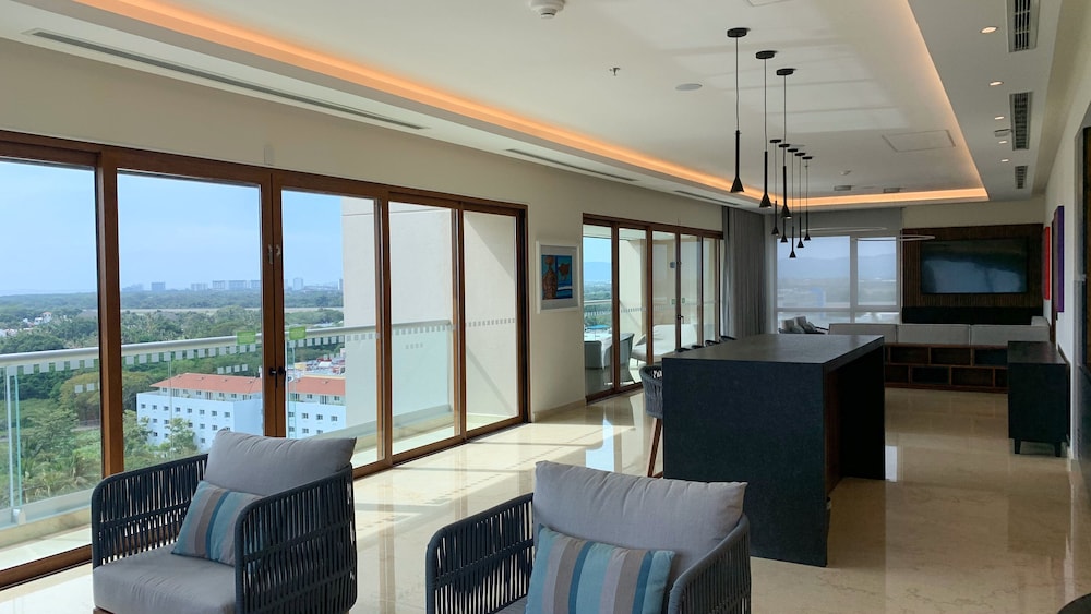 Holiday Inn and Suites Puerto Vallarta Marina and Golf 56/78