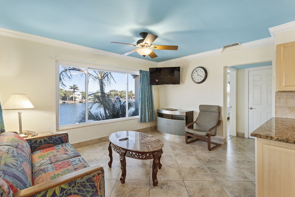 Bay Palms Waterfront Resort - Hotel and Marina 45/70