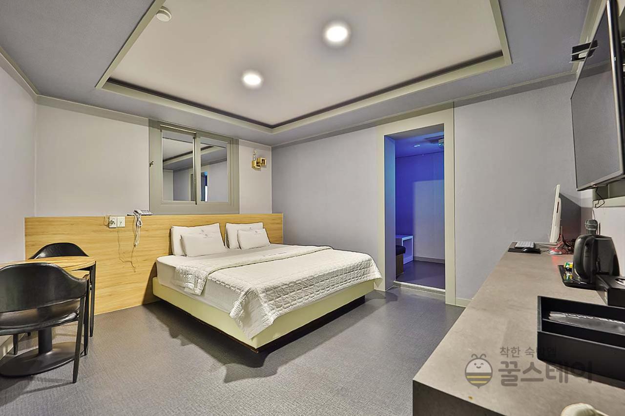 غرفة سوبيريور بسرير كينج، Color M Motel 2/8