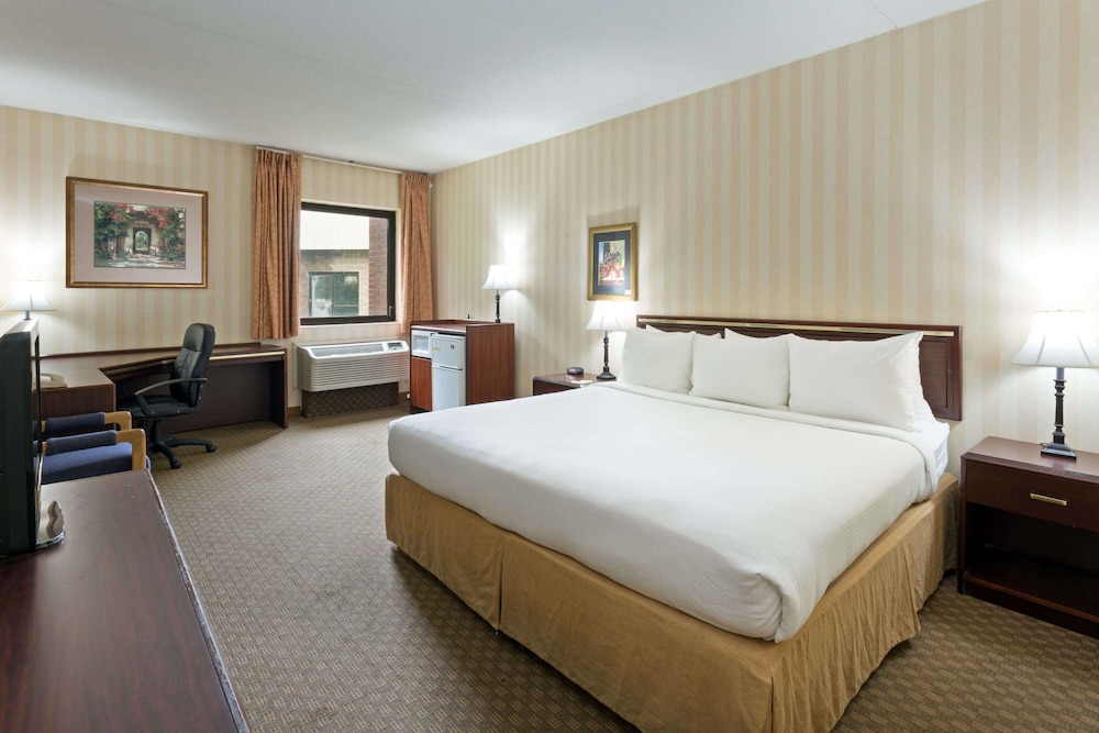 Days Inn & Suites By Wyndham Northwest Indianapolis 13/40
