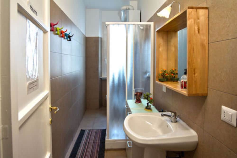 ROOM, SINGLE, SHARED BATHROOM