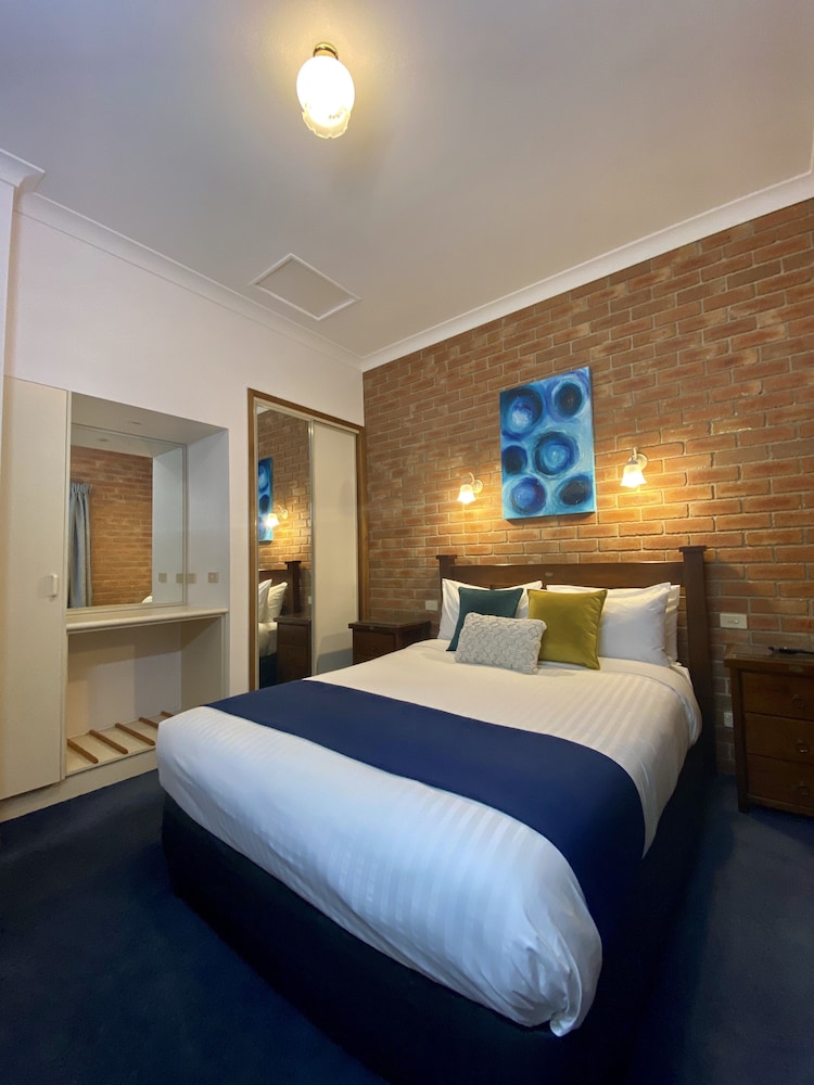 Coastal Waters Motor Inn 16/73