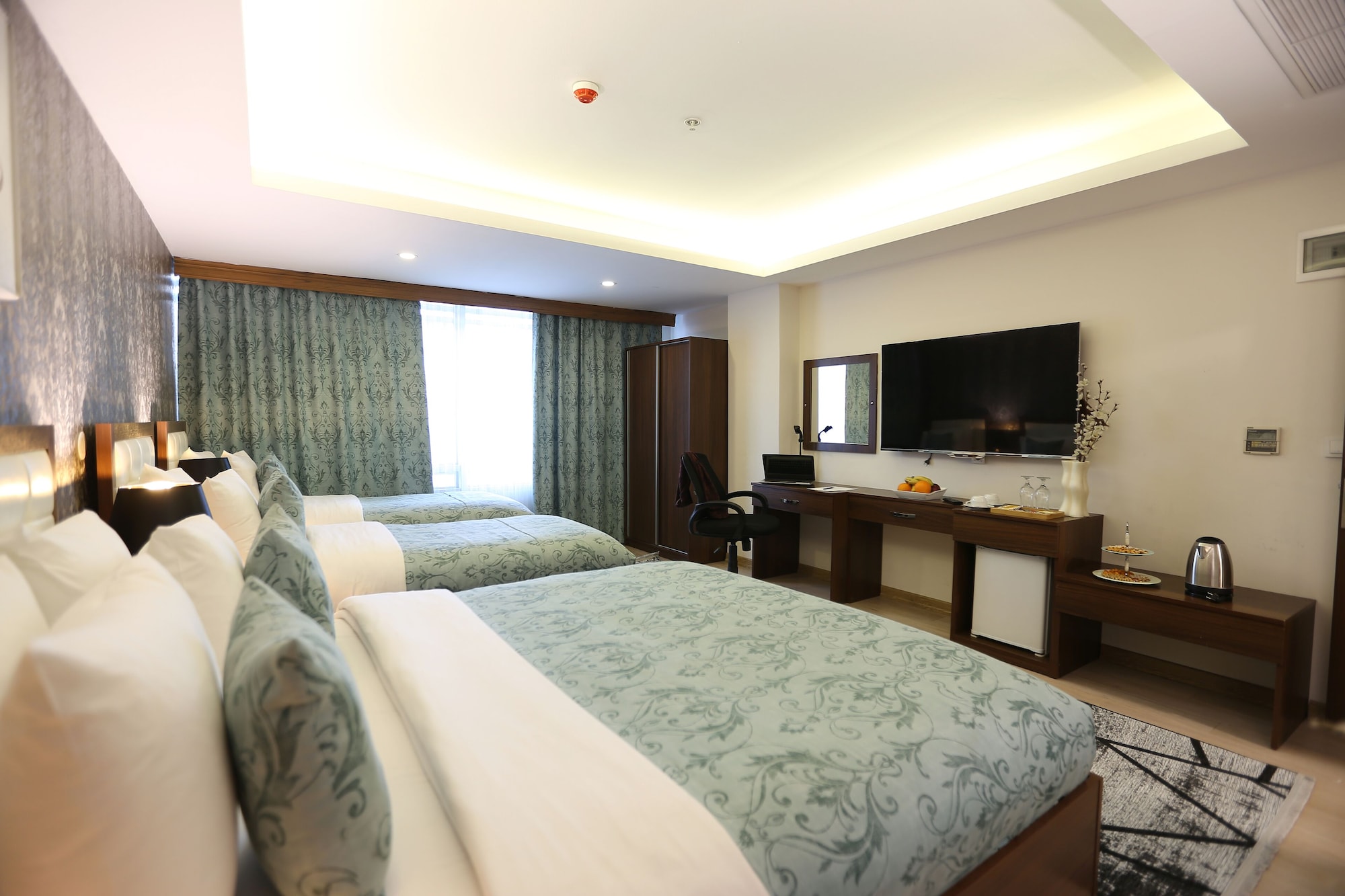 ROOM, QUADRUPLE