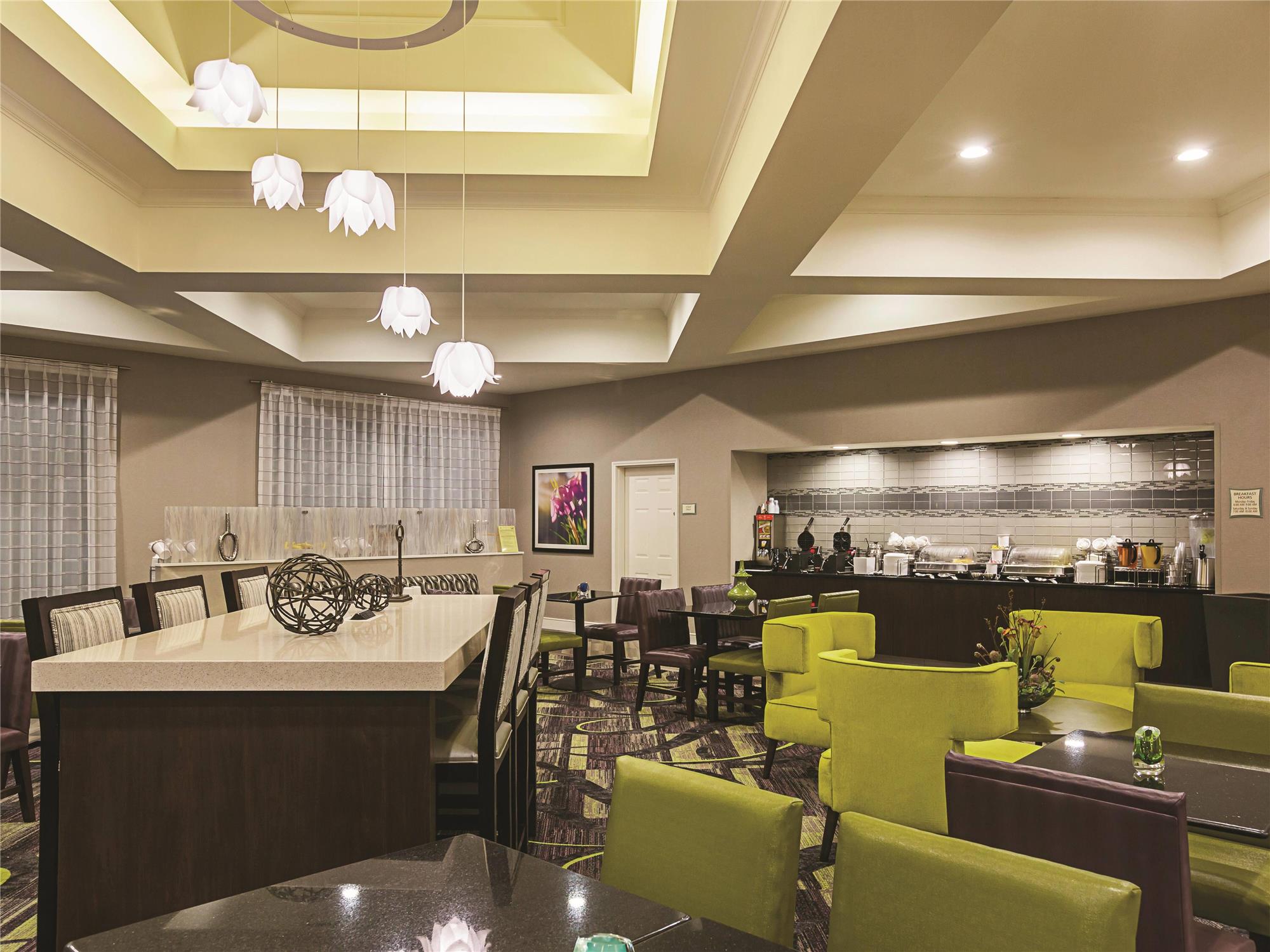 La Quinta Inn & Suites by Wyndham Atlanta Alpharetta 34/37