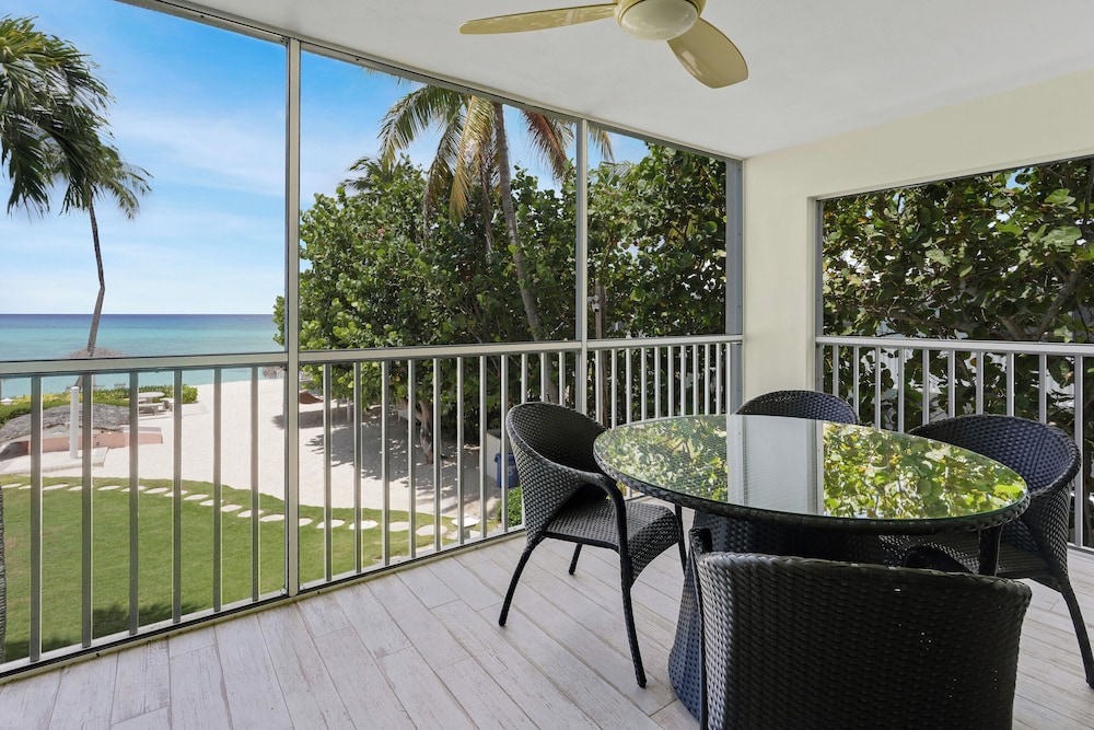 Aqua Bay Club Luxury Condos 14/50