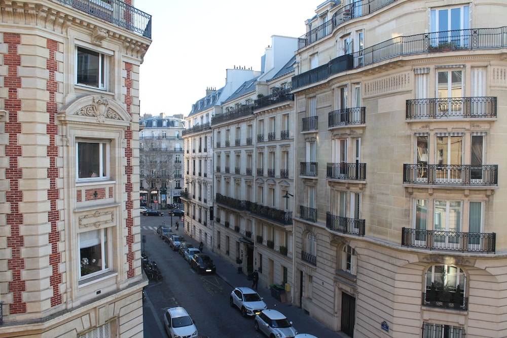 Hotel Bassano in PARIS