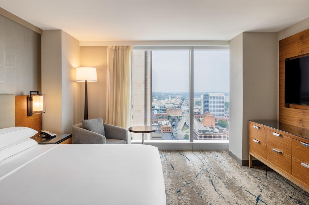 Ambassador, Suite, King Bed، Hilton Cleveland Downtown 7/10