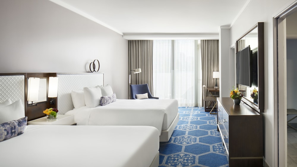 FAIRMONT, 2 QUEEN BEDS